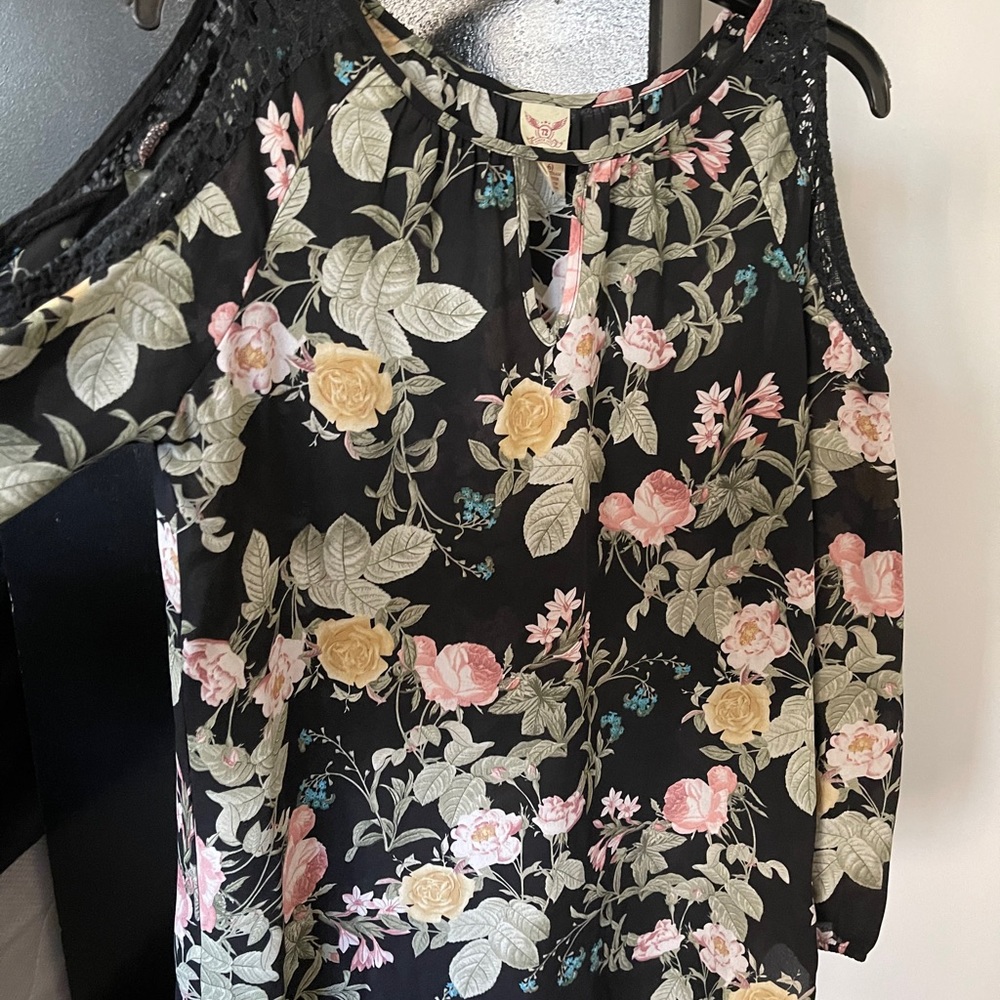 Floral cold-shoulder blouse